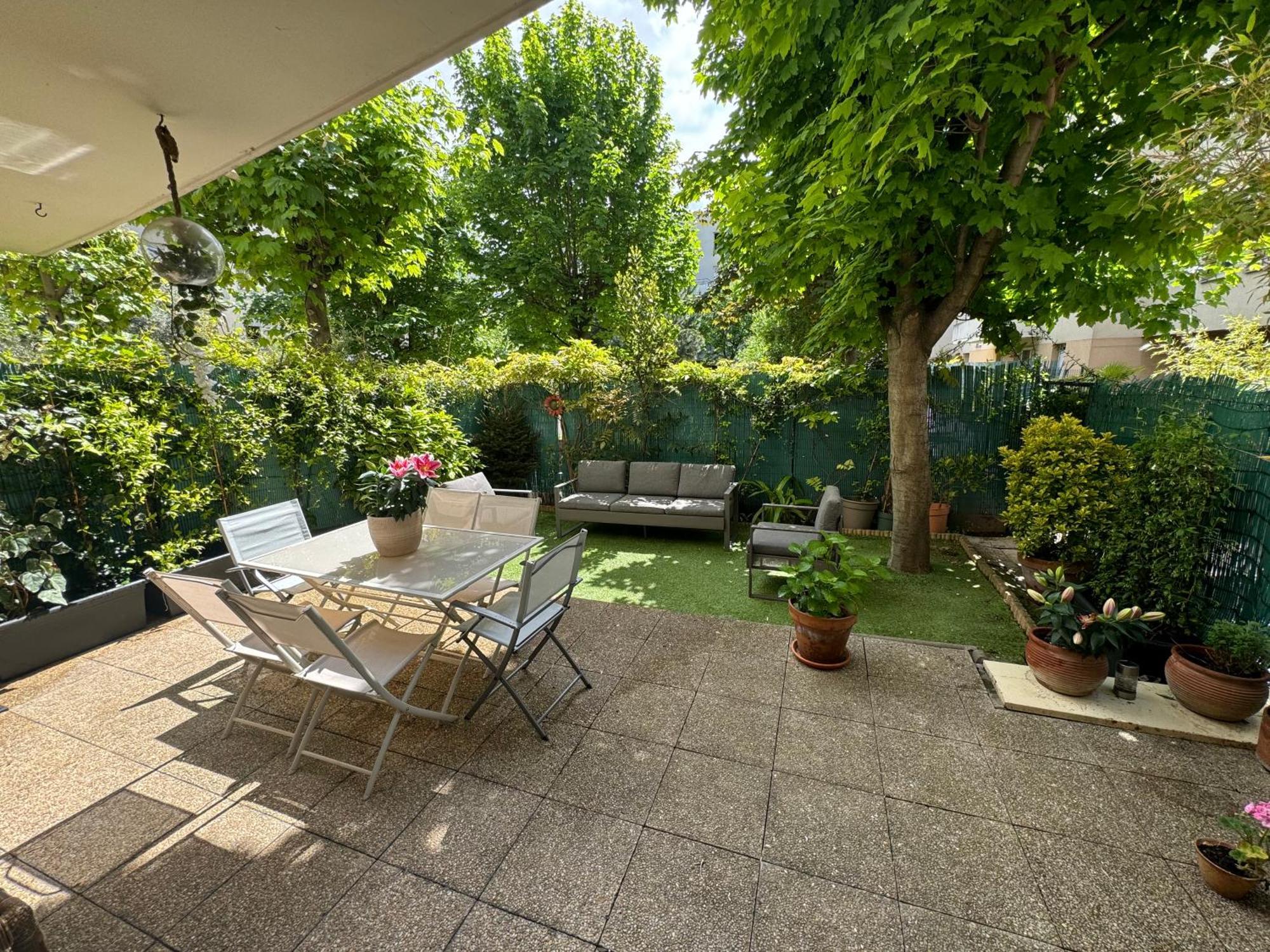 Le jardin du stade by UTA HOUSE Saint-Denis  Extérieur photo